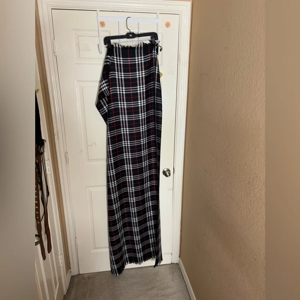 Burberry The Classic Check Cashmere Scarf for Women - 28”X66” - Picture 6 of 8